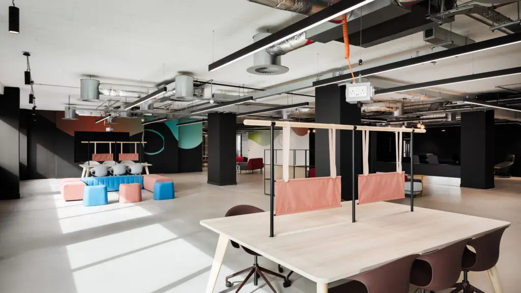 Higher education lighting design for contemporary arts