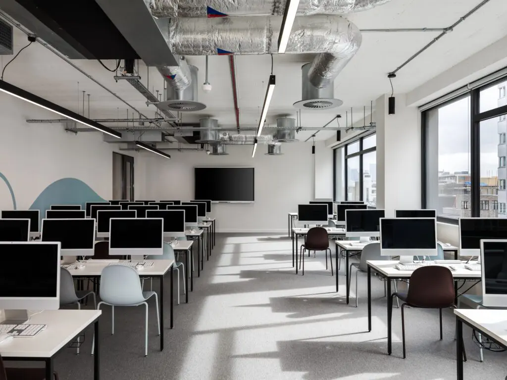 Higher education lighting design for contemporary arts